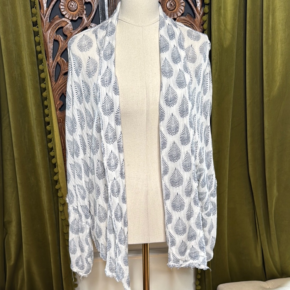 Elan White and Blue Leaf Print Women's Top